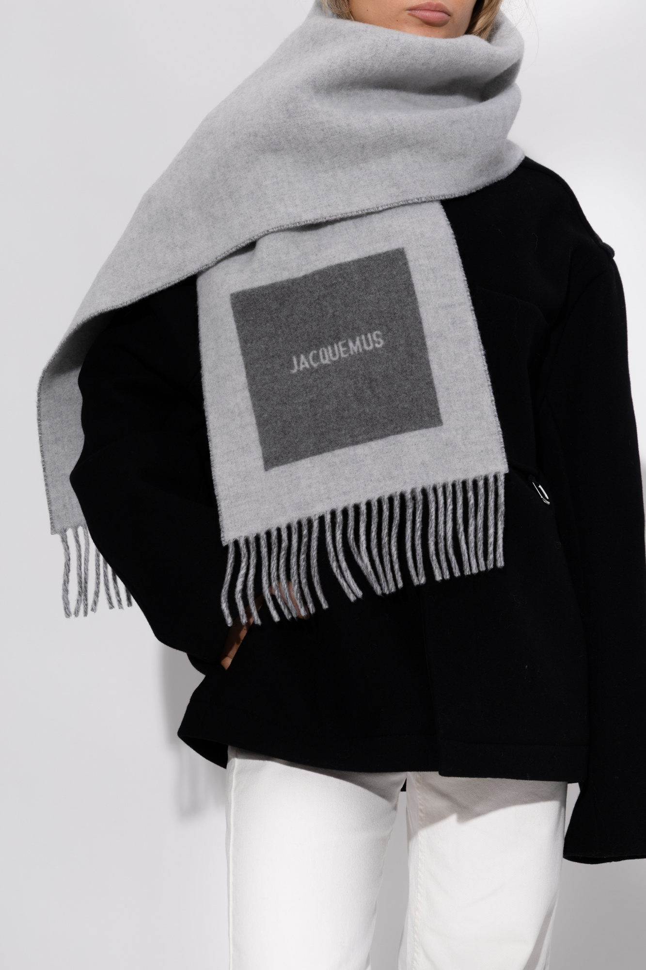 ボレロ・ショール JACQUEMUS Black wool scarf with logo Jacquemus | Accessories | Jacquemus Black Wool Scarf With